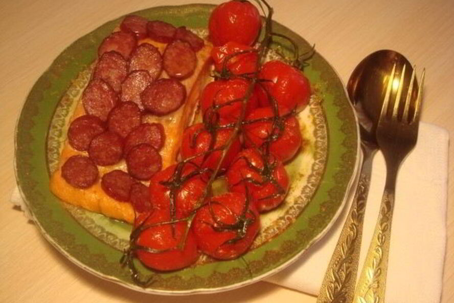 Рецепт красной рыбы в чешуе из копченых колбасок