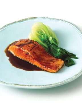 Лосось на гриле с кулисом из красного вина и ежевики