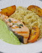 Лосось с киноа, апельсинами и пюре из зеленого горошка