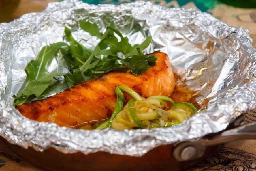 Рецепт лосося с лапшой из цукини