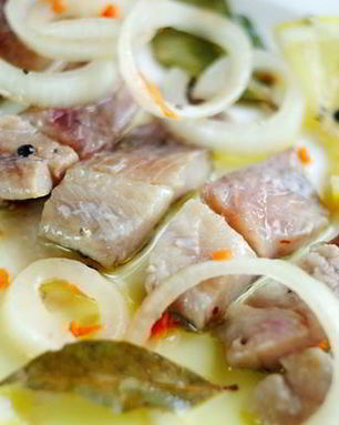 Пикантная селедка по-голландски с лимоном