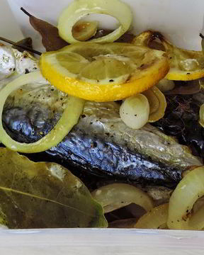 Скумбрия с лимоном и луком в духовке