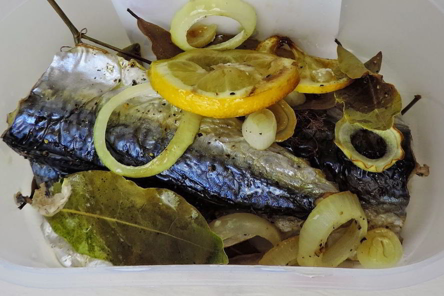 Рецепт скумбрии с лимоном и луком в духовке