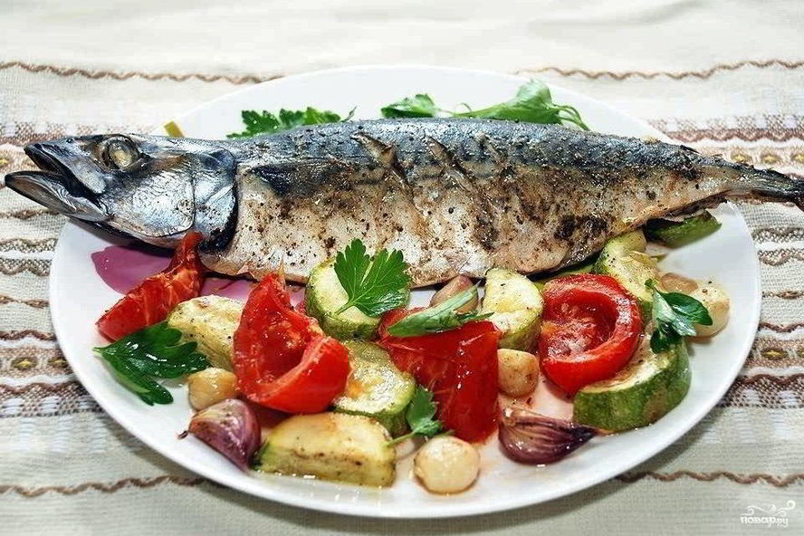 Рецепт скумбрии с овощами в духовке