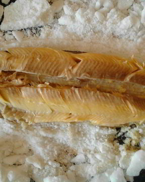 Свежая рыба в корочке из соли