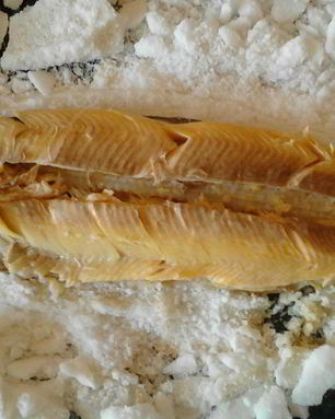 Свежая рыба в корочке из соли