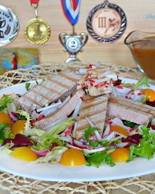 Тунец с овощами и кунжутной заправкой