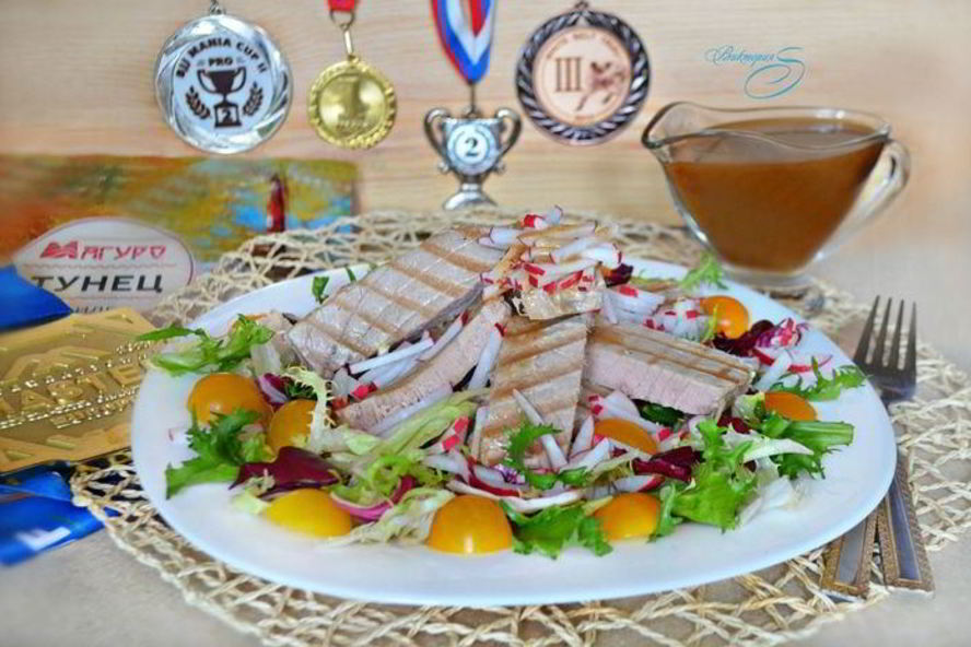 Рецепт тунца с овощами и кунжутной заправкой