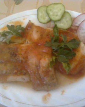 Запеченная рыбка под томатно-чесночным соусом