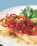 Запеченный лосось под болгарским перцем и помидорами