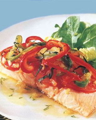 Запеченный лосось под болгарским перцем и помидорами