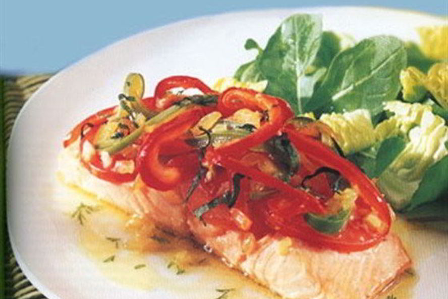 Рецепт запеченного лосося под болгарским перцем и помидорами