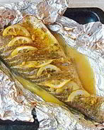 Запеченный толстолоб с лимоном и зеленью