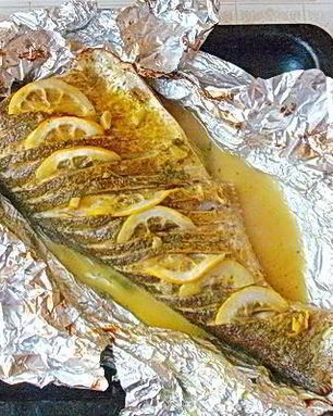 Запеченный толстолоб с лимоном и зеленью