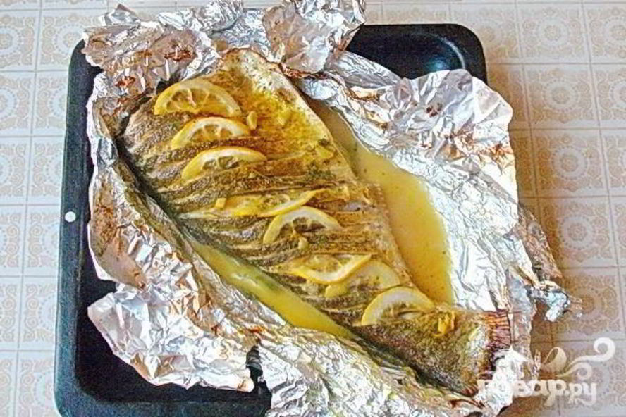 Рецепт запеченного толстолоба с лимоном и зеленью
