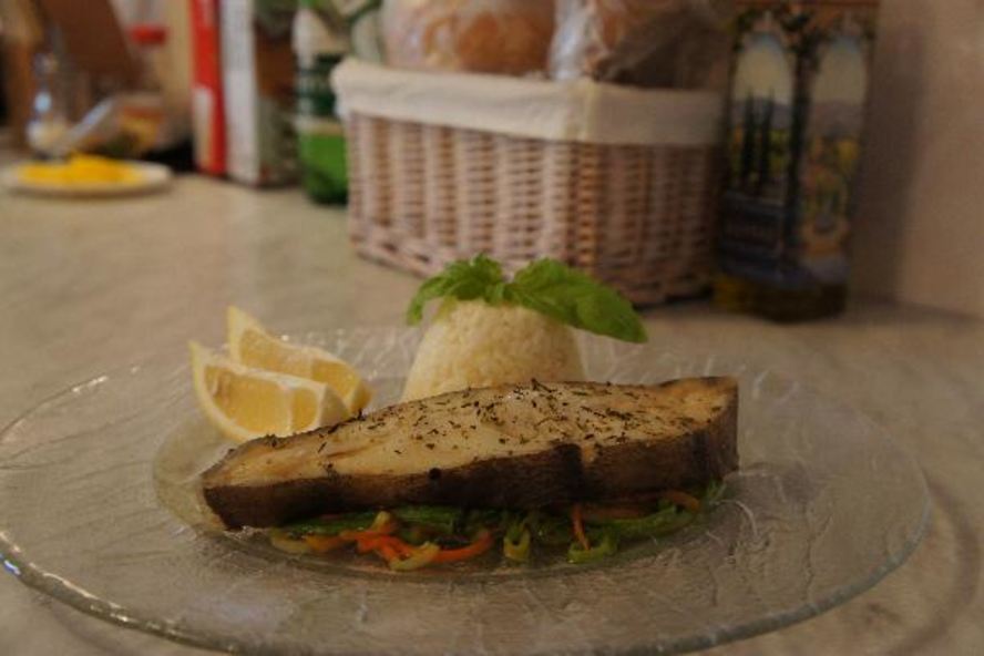 Рецепт запеченого палтуса на овощной подушке