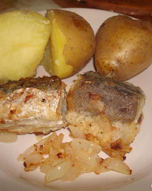 Жареная рыба с картошкой и луком