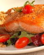 Жареный лосось с салатом из рукколы и черри