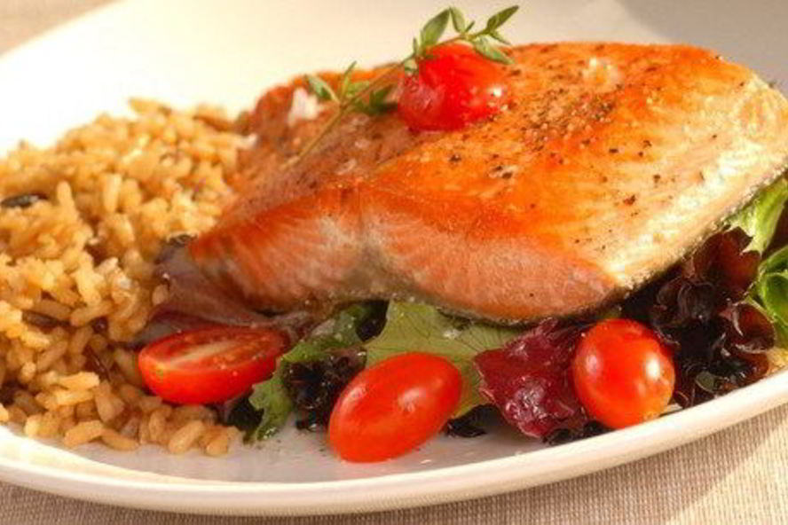 Рецепт жареного лосося с салатом из рукколы и черри