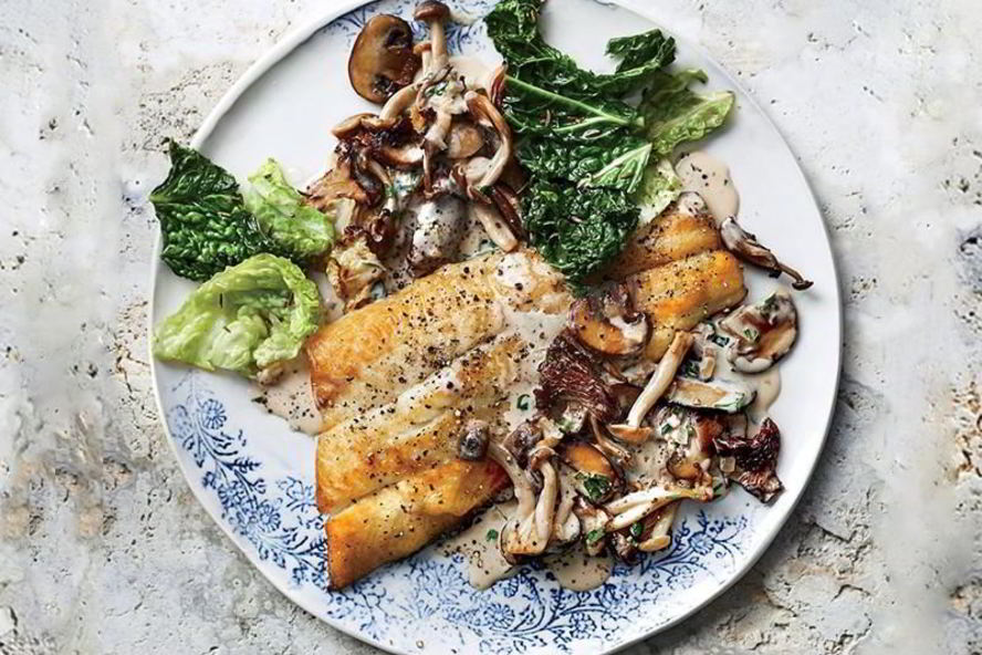 Рецепт жареного сига с грибами в сметане