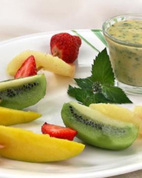 Фруктовые шашлычки с соусом из манго