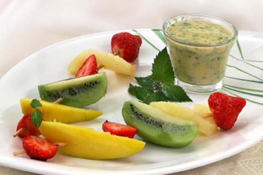 Рецепт фруктовых шашлычков с соусом из манго