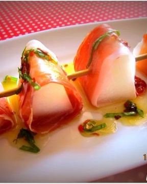 Шашлычки из дыни с прошутто под мятным соусом