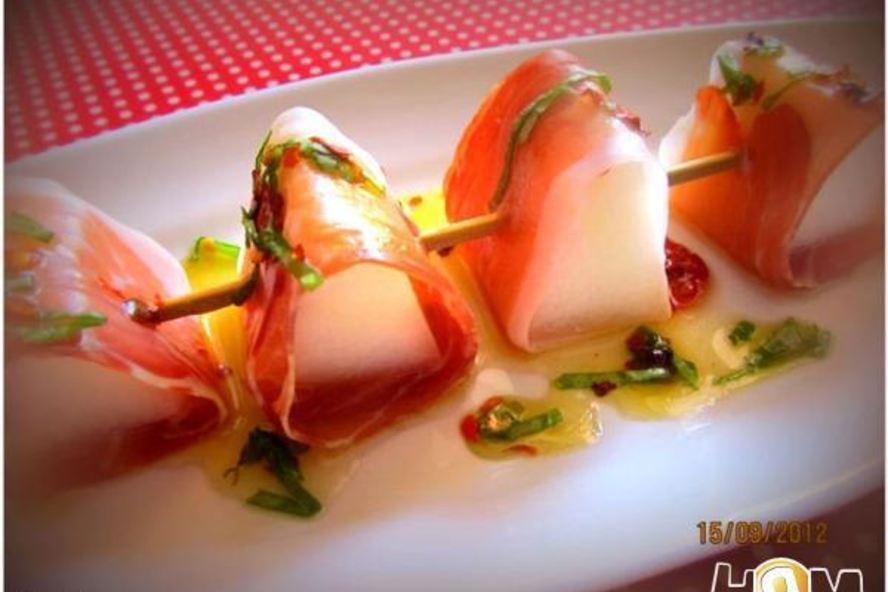 Рецепт шашлычков из дыни с прошутто под мятным соусом