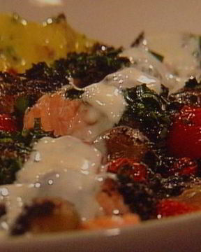 Шашлычки из лосося с молодой картошкой под чесночным соусом айоли