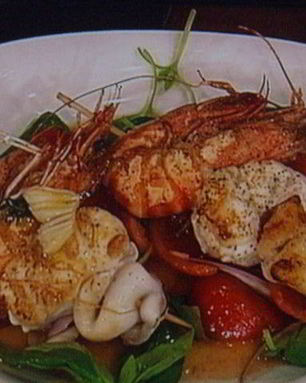 Шашлык — ассорти из морепродуктов с салатом из грейпфрута