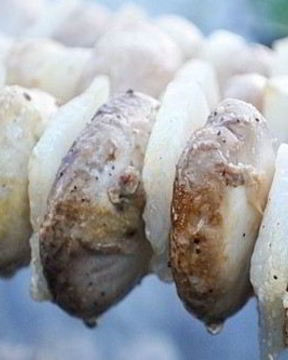 Шашлык из шампиньонов с салом