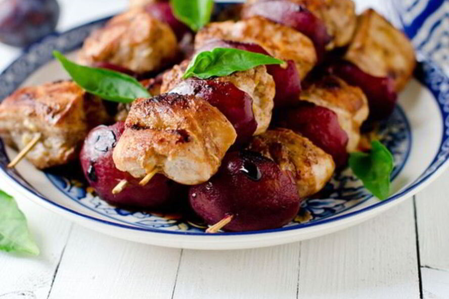 Рецепт шашлыка из свинины со сливами на гриле