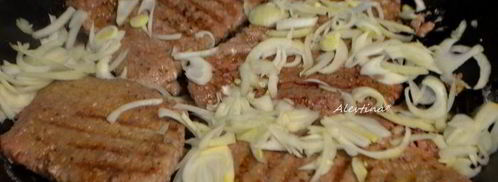 говяжьи стейки на сковороде. Шаг 3