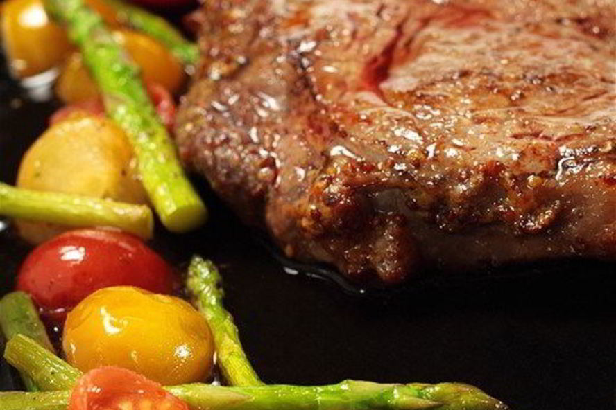 Рецепт говяжьих стейков с жареными помидорами черри