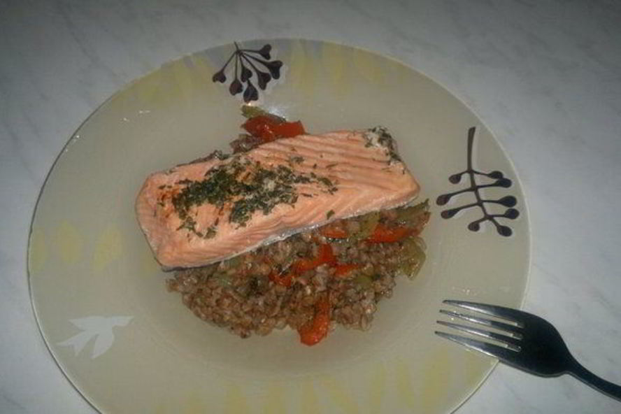 Рецепт гречетто с двумя видами перца , чесноком и соевым соусом и стейк лосося