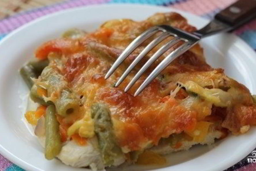 Рецепт куриного стейка под овощами и сыром