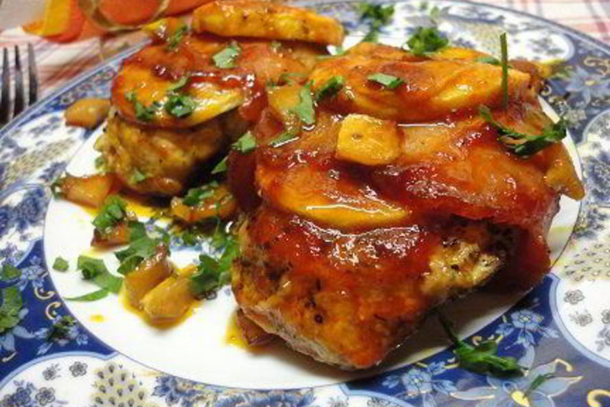 Рецепт куриных стейков с яблоками