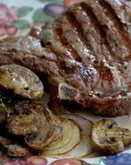 Рибай стейк с грибами и луком