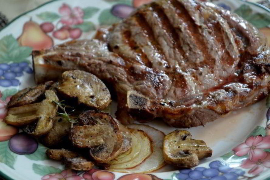 Рецепт рибая стейк с грибами и луком