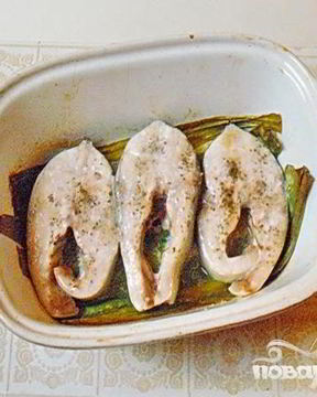 Рыбные стейки на листьях пража