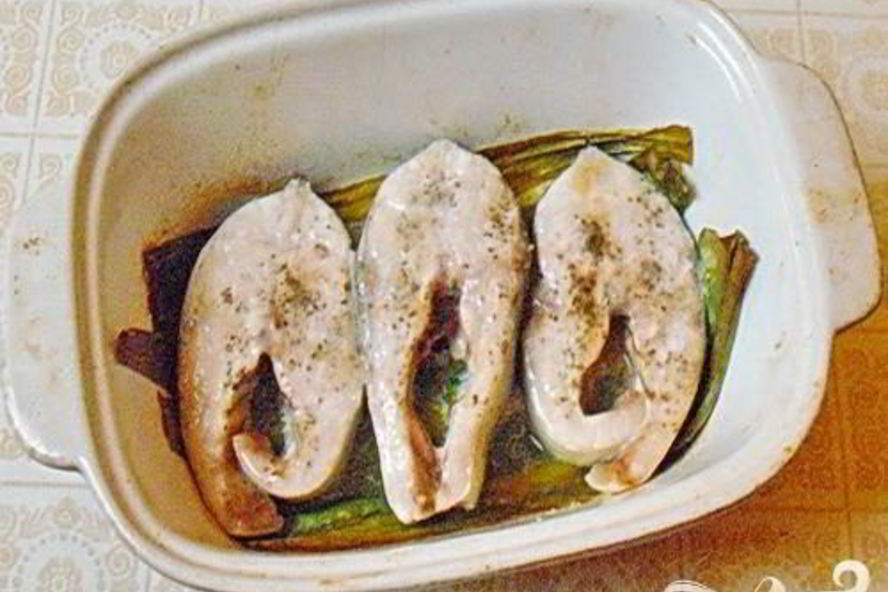 Рецепт рыбных стейков на листьях пража