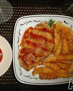 Стейк гриль с картофелем и соусом Barbecue