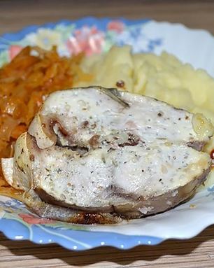 Стейк лакедры запеченный под сметаной