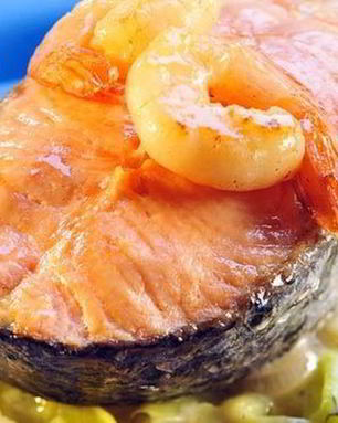 Стейк лосося с креветками на подушке из лука-порея