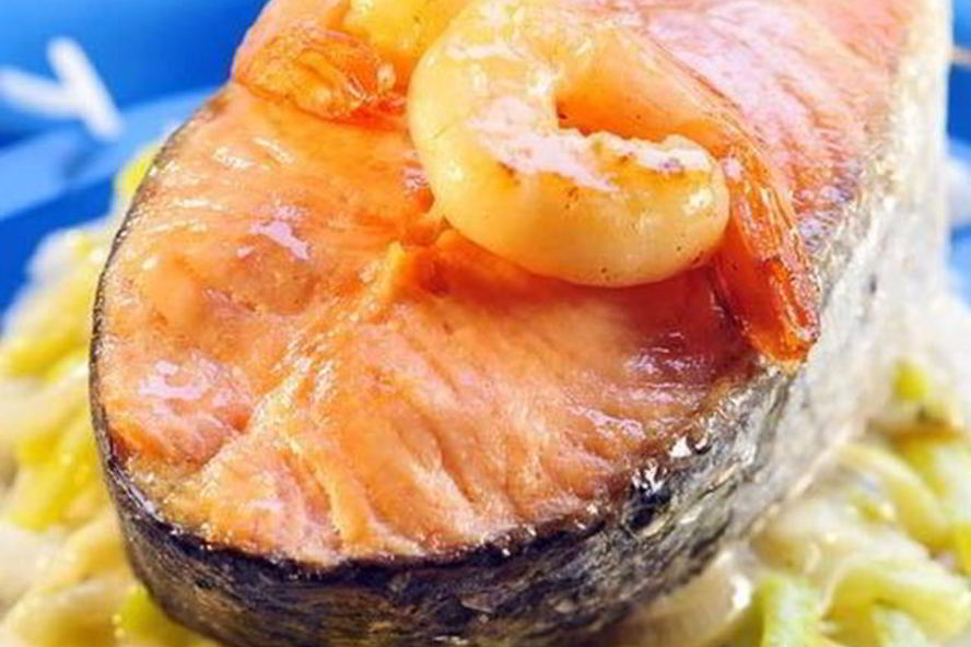 Рецепт стейка лосося с креветками на подушке из лука-порея