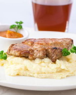 Стейк с фруктовым чатни и пюре