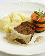 Стейк с перечным соусом, картофельным пюре и мильфеем из цукини и томатов