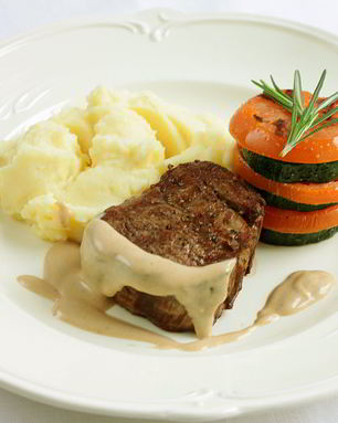 Стейк с перечным соусом, картофельным пюре и мильфеем из цукини и томатов