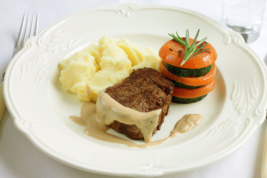 Рецепт стейка с перечным соусом, картофельным пюре и мильфеем из цукини и томатов