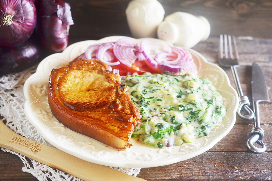 Рецепт стейка с томатным салатом и сливочным шпинатом